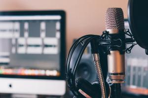 A picture of a podcast recording studio like the one Yida Gao recorded in.
