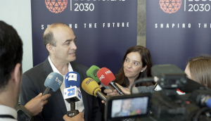 El presidente ejecutivo de Ecosystems2030, Omar Hatamleh, y la alcaldesa de A Coruña, Inés Rey, el pasado mes de junio durante el Ecosystems2030