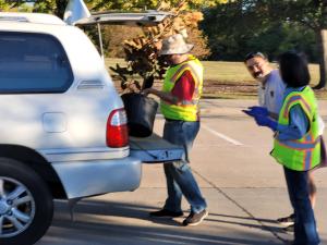 City of Plano and Texas Trees Foundation staff help residents get trees into cars.