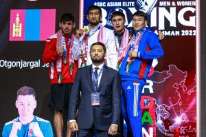 The president of the Boxing Federation of Kazakhstan Kenes Rakishev with the winners