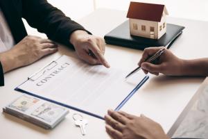 New home buyers are signing a home purchase contract at the agent's desk