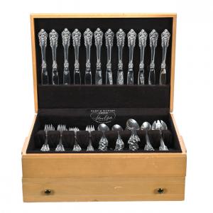 116-piece sterling silver flatware set by Wallace in the Grand Baroque pattern, including 12 dinner forks (795 grams), 12 salad forks (525 grams), 23 tea spoons (800 grams) and more.