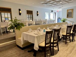Claude's Restaurant Interior (Photo Credit: JPB Photo)