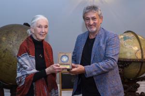Co-founder of Starmus Festival Dr. Garik Israelian presents the prestigious award to Dr. Goodall
