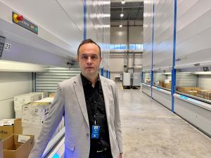 Eivind Moen foran Kardex maskinene på det nye senteret i Trondheim