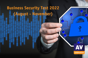 Das Foto zeigt eine Hand, die ein Schild mit einem blauen Schloss hochhält. Im Hintergrund ist ein Bildschirm mit einem binären Code zu sehen. In das Foto ist das Logo von AV-Comparatives und der Text Business Security Test 2022 (August-November) eingefügt.
