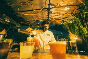 Un bartender sirve un trago llamado Tlaxiaquillo que es un carajillo con licores ancestrales oaxaqueños en el Bar Liquen Oaxaca.