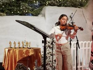 A violinist entertains those attending the final concert of this year’s Winter Wonderland.