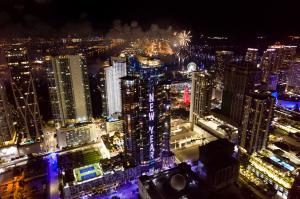 America’s Tallest Digital Countdown Clock & Fireworks Light-Up Paramount Miami Worldcenter Tower