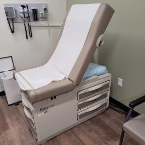 Photo of a refurbished Ritter 204 exam table in a doctor exam room