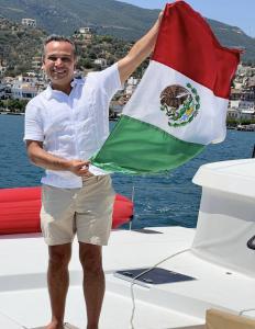 Pepe de la Cajiga con la bandera de México