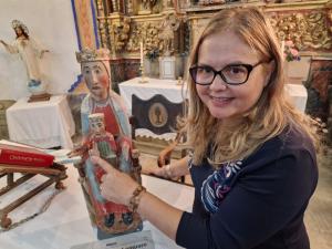 Dr. Ana Mafé García shows the wooden sculpture of the Virgin. Image found on the Wall of the Holy Grail.