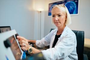 doctor uses software for managment