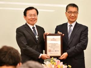 The Minister of Interior of Taiwan presents the Executive Director of the Church of Scientology of Kaohsiung with a certificate acknowledging him as a supervisor in the interfaith association.