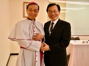Oliver Hsueh from the Church of Scientology with Fr. Zhong Anzhu, Archbishop of the Taiwan Catholic Bishops’ Conference, chairman of the ninth session of the Taiwan Association for the Advancement of Religion and Peace