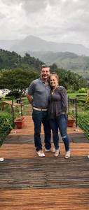 Esta es la historia de un matrimonio, nacido en Caldas, Antioquia, Colombia, con raíces en Jardín Antioquia, que se proyectan con los frutos de su arduo trabajo de más de trenta años, para contribuir al desarrollo turístico y económico de la localidad. qu