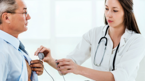 atlanta urgent care doctor using ekg on patient