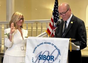 Rosanne La Fata is sworn in as the 60th president of the Staten Island Board of Realtors® by John Vernazza, 2023 president of the New York State Association of REALTORS® (NYSAR) and a past-president of SIBOR.