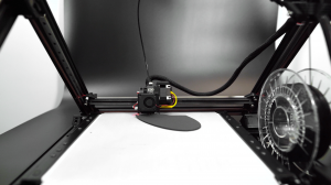 One Pro 3D-fließbanddrucker beim Druck einer schwarzen Einlegesohle aus flexiblem TPU Material, der Druck ist ca. zur Hälfte abgeschlossen