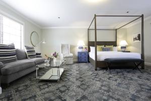 Guest Room at the Southampton Inn (photo credit: Erik Freeland)