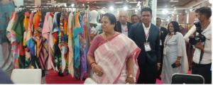 Minister of State for Textiles Smt. Darshana Jardosh visiting Jisha Kaftan