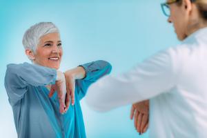 Woman checkin her bones in the doctor´s office
