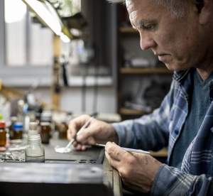 Jewellery artisan-designer Serik Rysbek, Kazakhstan. Photo courtesy ITC.