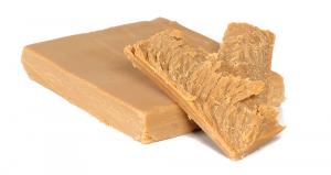 Meat substitute product with a fibrous, meat-like structure, produced with an extruder from Three-Tec.