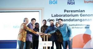 Budi Gunadi Sadikin, Menteri Kesehatan Indonesia (keempat dari kanan), Ayodhia G. Kalake, Sekretaris Kementerian Koordinator Bidang Kemaritiman dan Investasi (kedua dari kanan), dan Yin Ye, CEO BGI Group (ketiga dari kanan), bersama-sama meluncurkan laboratorium.