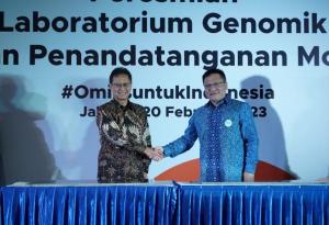 Budi Gunadi Sadikin, Menteri Kesehatan Indonesia (kiri), dan Yin Ye, CEO BGI Group, dalam penandatanganan MoU antara BGI Group dan Kementerian Kesehatan Indonesia.