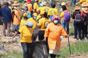 Community members and scientology volunteer ministers joining hands to clean up after the floods.