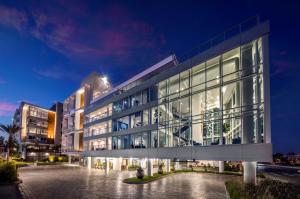 Side Exterior Evening Photo of The Q Topanga in Woodland Hills California