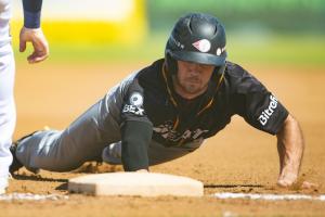 Perth Heat player dives into base