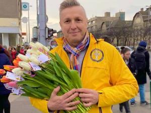 Scientologists in Hungary mark International Women’s Day by presenting women in their cities with spring flowers. 