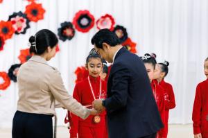 (Dr. Patrick Liew, Board of Directors member of Singapore Gymnastics, awards winners of 6th BPA Cup 2023)