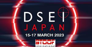 Stoof InternationalのFred Stoof氏は、DSEIジャパン幕張メッセ2023で、政府関係者に装甲世界のノベルティを紹介した。