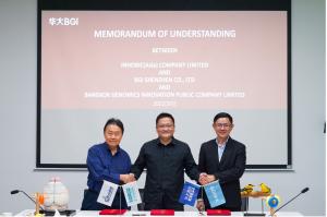 หยิน เย่ ซีอีโอของ BGI Group (ตรงกลาง), บุรณิน รัตนสมบัติ ประธานเจ้าหน้าที่บริหารธุรกิจใหม่และโครงสร้างพื้นฐาน ปตท. (ด้านขวา), และนายกรพจน์ อัศวินวิจิตร ผู้อำนวยการ Bangkok Genomics Innovation ร่วมลงนามในบันทึกความเข้าใจ