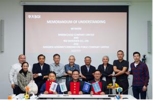 หวาง เจี้ยน ผู้ร่วมก่อตั้งและประธานกลุ่มบริษัท BGI (คนที่สี่จากซ้าย แถวหลัง) และ นพพร ชื่นกลิ่น กรรมการผู้จัดการองค์การเภสัชกรรม (อภ.) (คนที่สองจากซ้าย แถวหลัง) และคนอื่น ๆ ร่วมเป็นสักขีพยานในพิธี