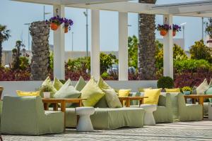 Designer-End Outdoor Furniture Market