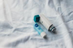 A picture of an albuterol inhaler prescribed for asthma, similar to medications Dr. James Murtagh prescribes to patients.