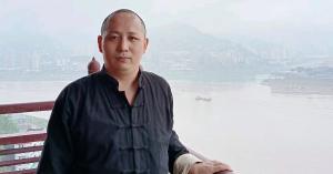 中国资深堪舆家、易学家、理学家，研易用易二十余年，是周易预测、堪舆风水、黄道择日、姓名学等科学化实践应用的倡导者。
