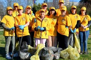 Scientology Volunteer Ministers of Brescia, Italy, clean up local parks as one of their initiatives to improve the quality of life in their city.