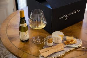 Clients' sales prospects receive a curated selection of wine and food for their virtual events