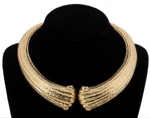 Italian 18kt yellow gold hinged collar necklace of ribbed form, with scrolling terminals and a hand-applied high polish finish, marked 750 Italy, weighing 213.2 grams (est. $10,000-$15,000).