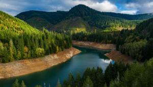 mountain and river view of Willamette Valley