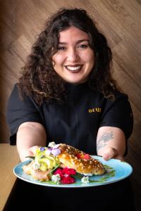 Chefe da Seventh Cascais, Bruna Bronguel com prato de sua criação, Fotógrafo Cesar França