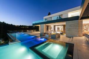 Coveted location in Bel Air, 20 minutes from Beverly Hills