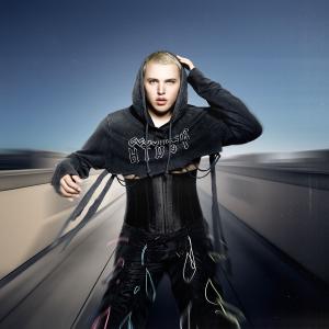 Rob Dawe posando con un vestuario estilo dos mil para la portada de su sencillo Para Mi