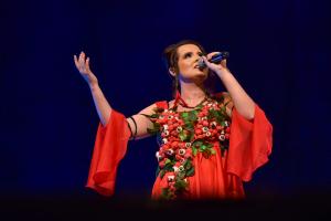 Embaixadora Global da Mi Moda Indígena, a cantora internacional de jungle jazz Karine Aguiar
