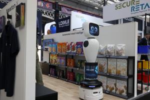 The SOLUM Smart Robot checks the aisles for misplaced products.